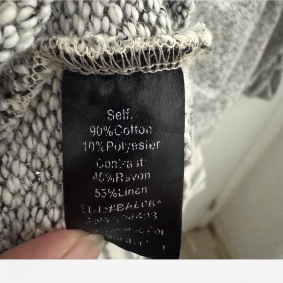 Stylish Gray Knit Sweater with Textured Hem - Picture 4 of 7